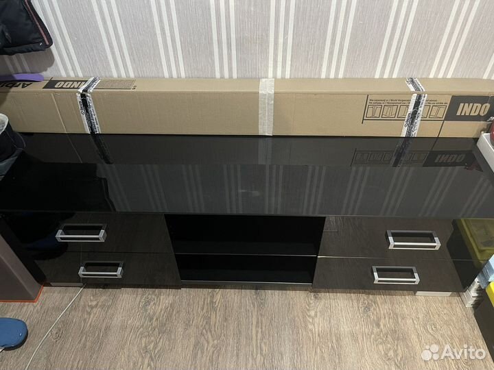 Стеклянная тумба под тв