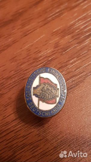 Немецкий знак партии социалистич. единства гдр
