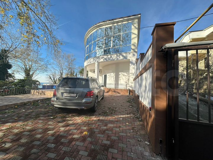 Дом 358,3 м² на участке 6 сот.