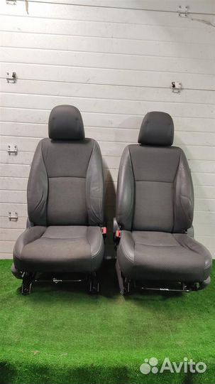 Сиденья передние Toyota Verso R2 2017