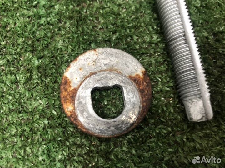 Болт развальный задний Volkswagen Passat B6 BZB