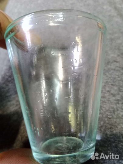 Мерный стакан и бутылочка из под уксуса