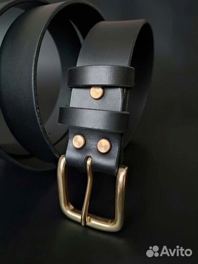 Мужской ремень из кожи с латунной пряжкой