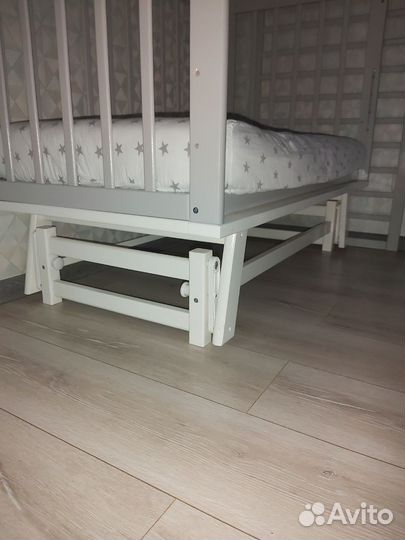 Детская кроватка с маятником