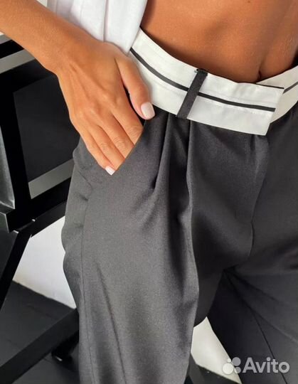 Брюки с белым поясом палаццо