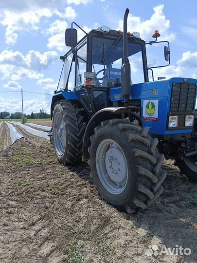 Вспашка земли трактором