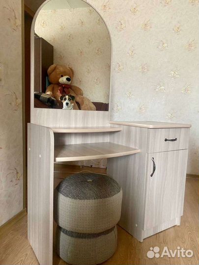 Туалетный столик с зеркалом