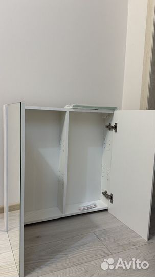 Шкаф с зеркалом в ванную70