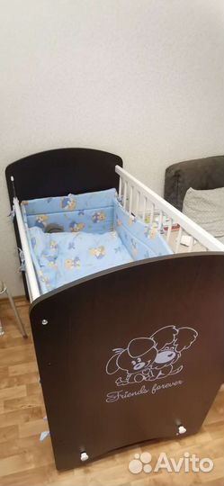 Детская кроватка с маятником