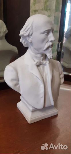 Бюст Некрасова