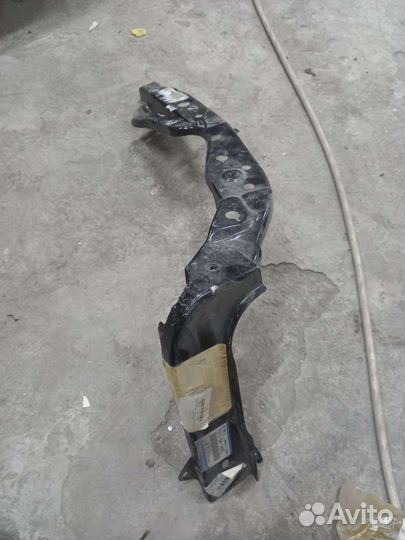 Кронштейн рамки радиатора Mazda