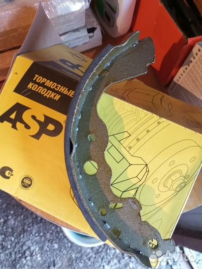 Комплект тормозных колодок передние,на Рено