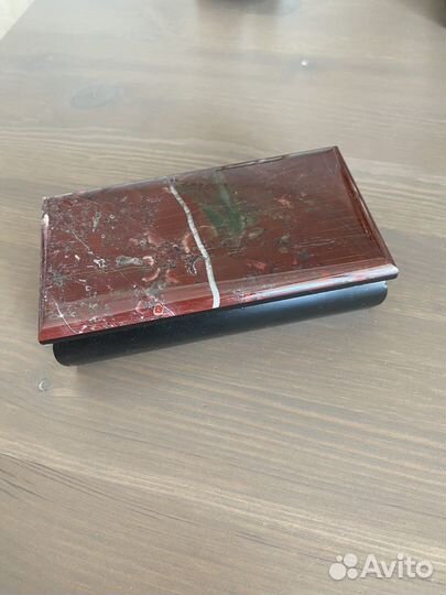 Шкартулка из орской яшмы