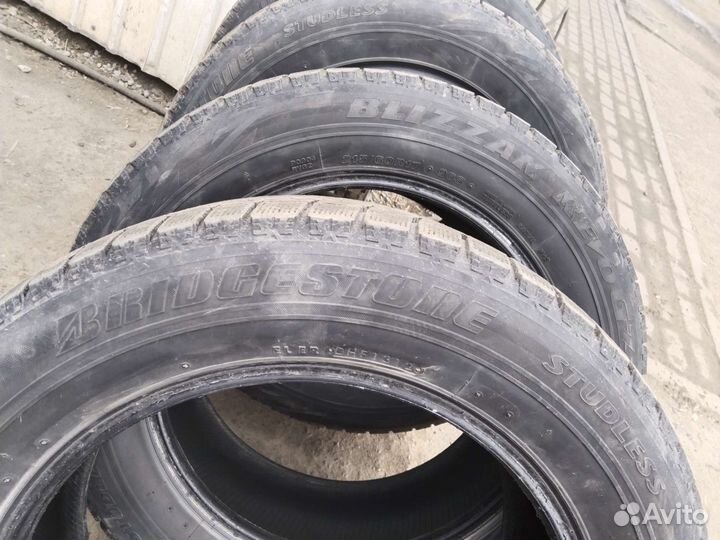 Bridgestone Blizzak Revo GZ 215/60 R17 96S