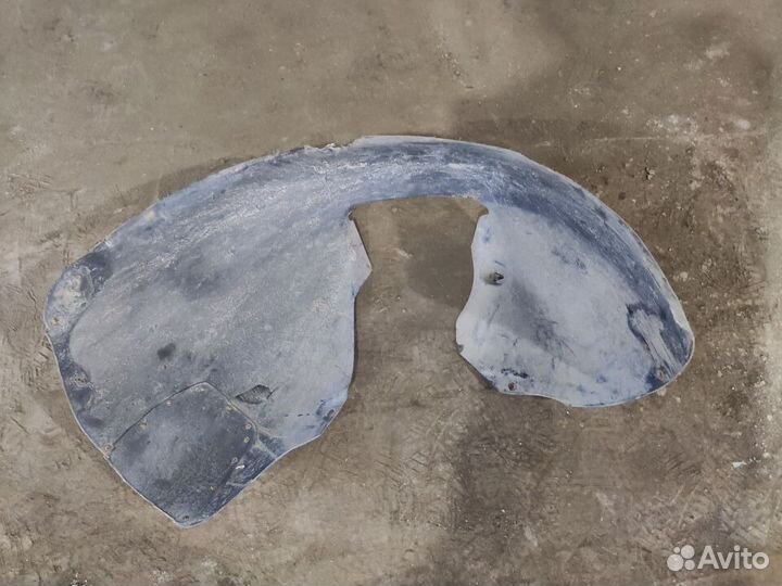 Передний подкрылок правый Volkswagen Passat B6