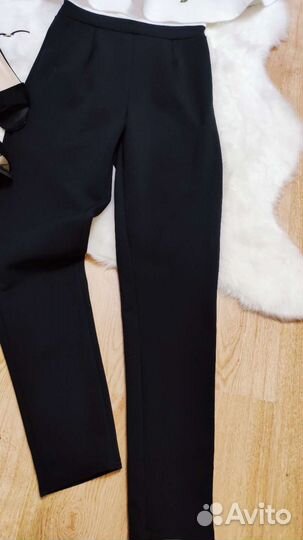 Комбез с воланами и нашивкой розы