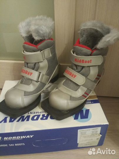 Лыжные ботинки р. 32+ лыжи 140 см