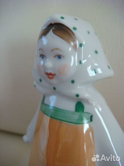Фарфоровая статуэтка 