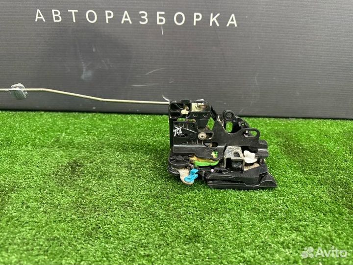 Замок двери задний левый Renault Logan K7M 2014