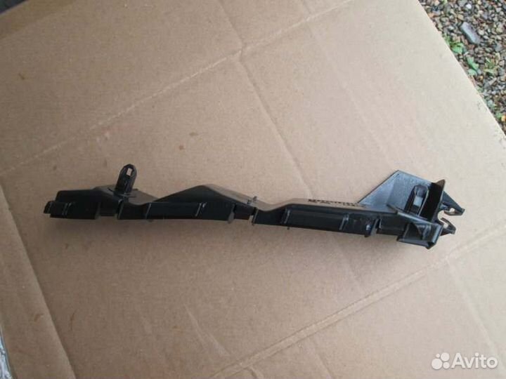 Крепление бампера переднее правое Toyota Avensis