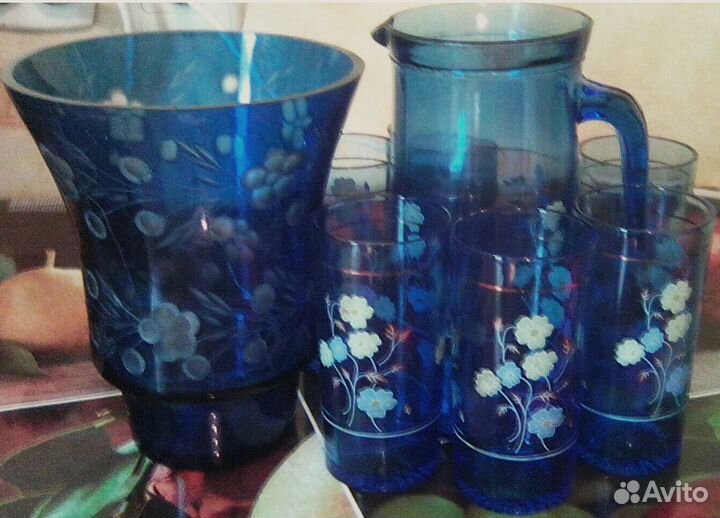Синяя хрустальная ваза, набор стаканов с кувшином