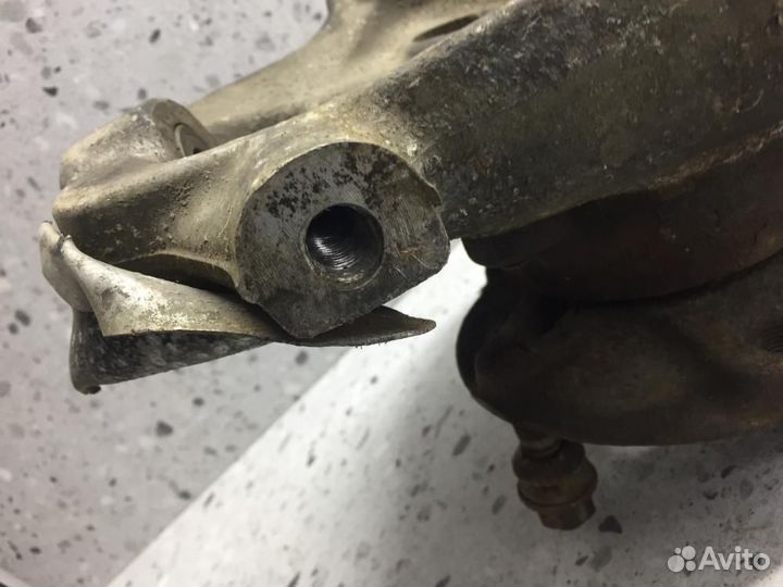 Цапфа/кулак поворотный передний левый Porsche Caye