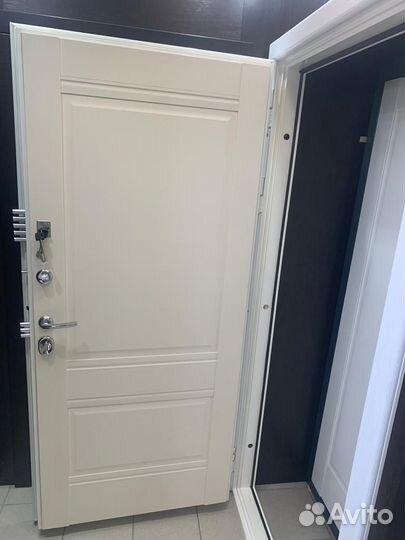Дверь квартирная входная Белая