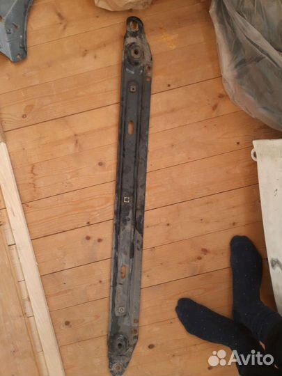 Нижняя планка телевизора пежо 408 (балка)