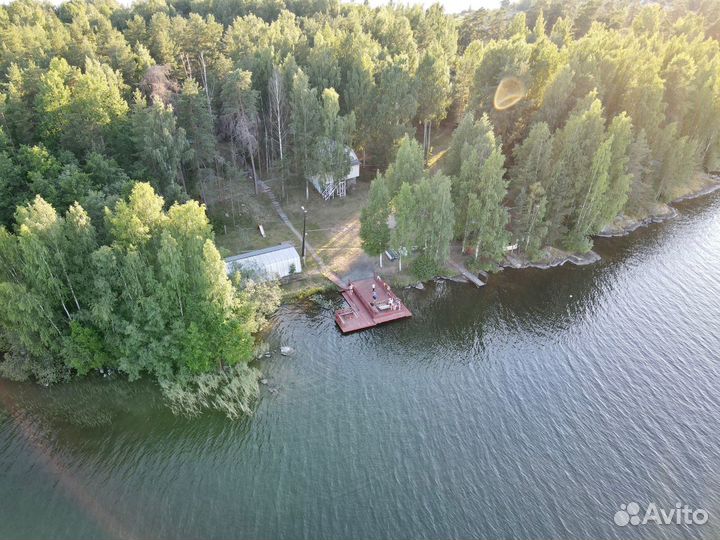 Отдых в домиках на берегу озера в Карелии
