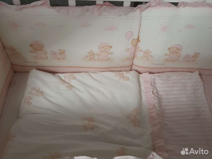 Детская кроватка с маятником белая