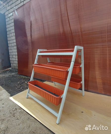 Цветник с кашпо для цветов