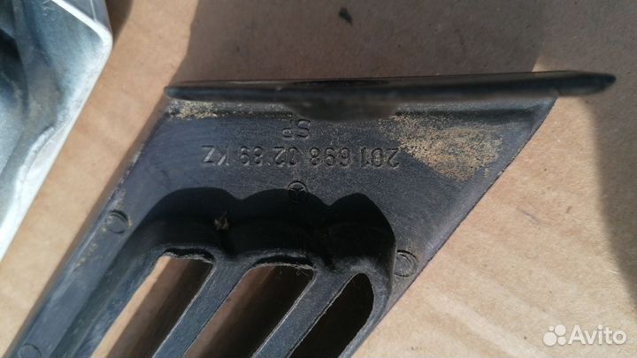 Решетка з/крыла вентиляционная R,L Мерс 190