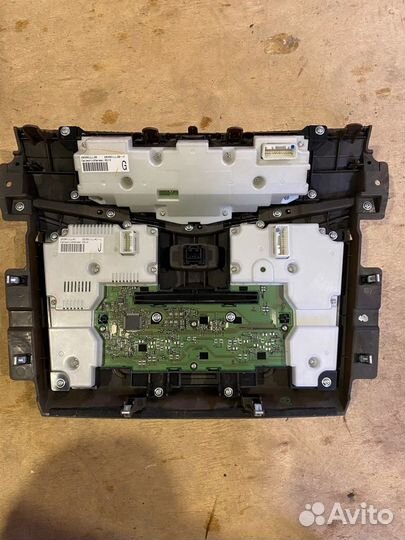 Nissan Patrol Y62 центральная панель