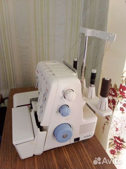 Швейная машинка оверлок