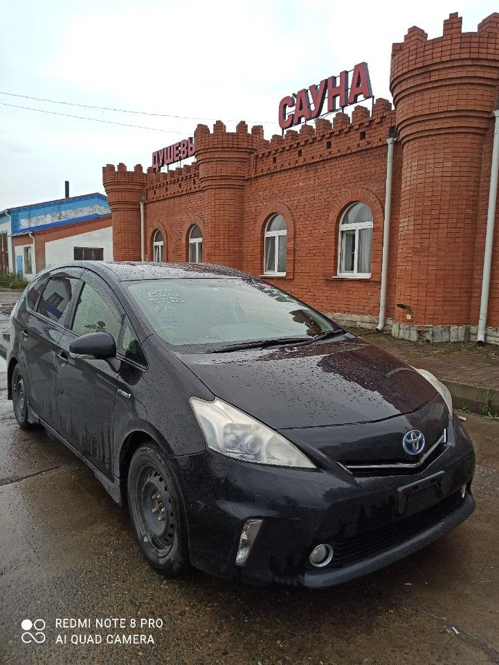Toyota Prius Alpha: фото владельца