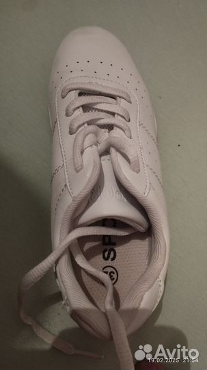 Кроссовки спортивные