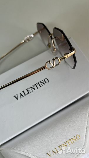 Солнцезащитные очки Valentino