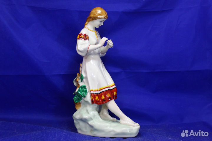 Фарфор статуэтка Украинка Девушка ромашка Гадание