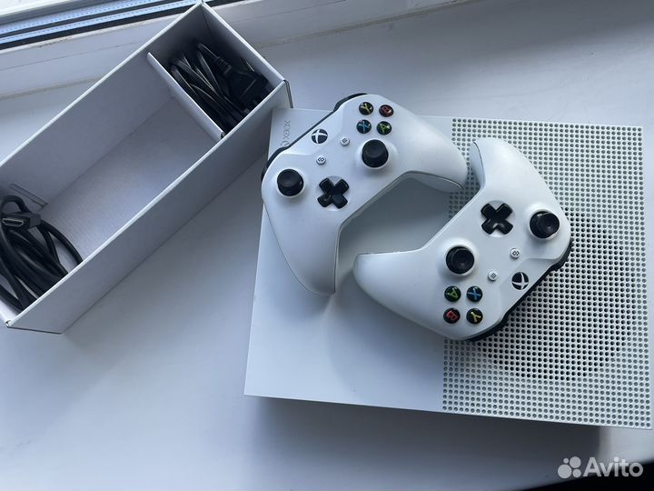 Xbox One S 1Тб 2 геймпада