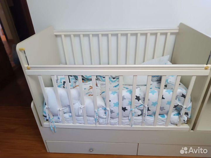 Детская кроватка с маятником и пеленальным комодом