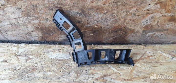 Направляющая заднего бампера правая Volkswagen Ti