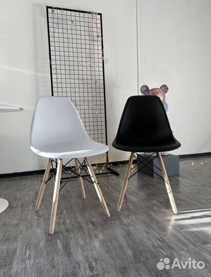 Стулья белые и чырненькие