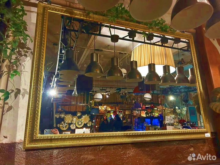 Большое зеркало в багетной раме