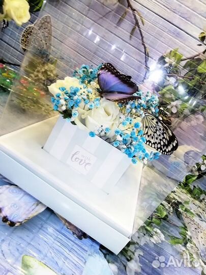 Букет цветов с живыми бабочка