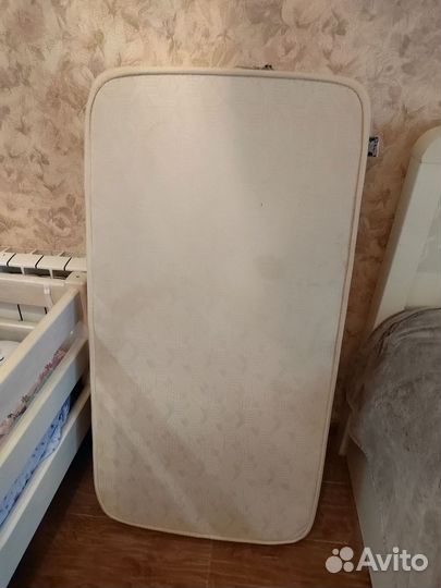 Детская кроватка с продольным маятником