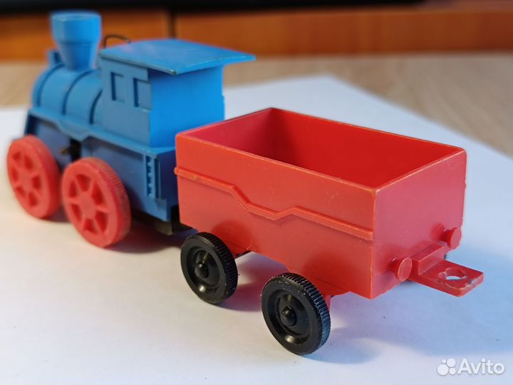 Паровозик с вагоном игрушка времён СССР