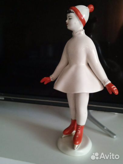 Фарфоровая статуэтка 