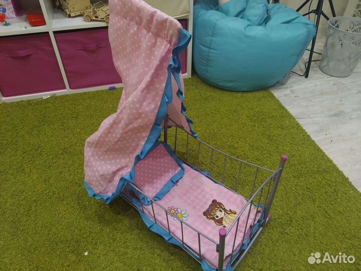 Кроватка для куклы с балдахином