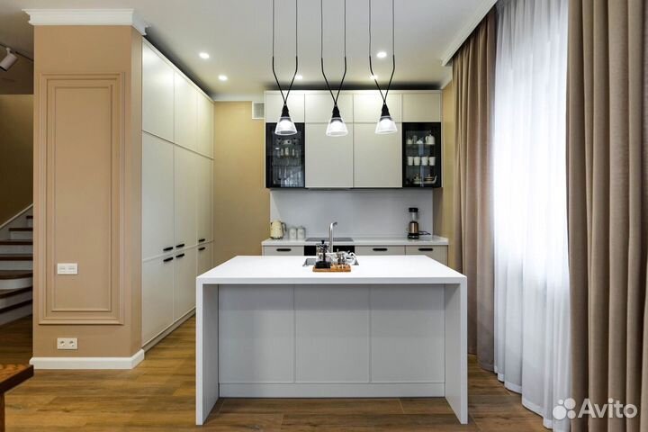 Кухонный гарнитур с каменным островом