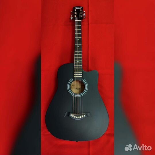 Аккустическая гитара черного цвета
